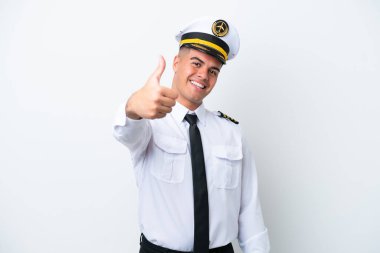 Beyaz arka planda izole edilmiş beyaz bir uçak pilotu. Başparmakları havada. Çünkü iyi bir şey oldu.