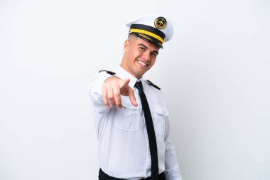 Beyaz arka planda izole edilmiş bir uçak pilotu beyaz arka planda kendine güvenen bir ifadeyle parmağını sana gösteriyor.