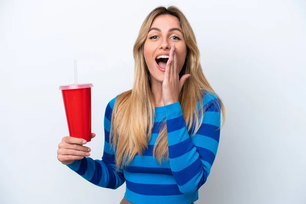 Jovem Uruguaia Bebendo Refrigerante Isolado Fundo Branco Gritando Com Boca — Fotografia de Stock