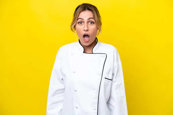 Chef Uruguayo Mujer Aislada Sobre Fondo Amarillo Con Expresión Facial —  Fotos de Stock