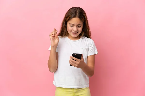 Kind Geïsoleerde Roze Achtergrond Met Behulp Van Mobiele Telefoon Met — Stockfoto