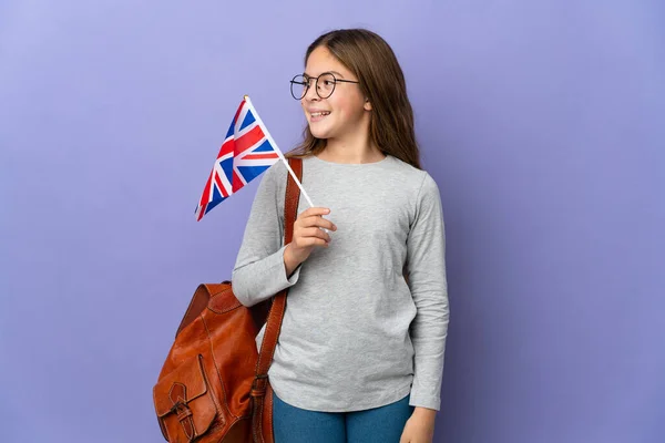 Dítě Držící Britskou Vlajku Nad Izolovaným Pozadím Dívající Stranou Usmívající — Stock fotografie