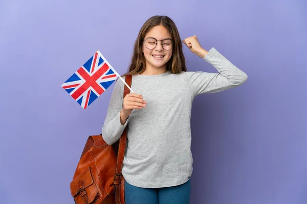 Dítě Držící Vlajku Spojeného Království Nad Izolovaným Pozadím Dělá Silné — Stock fotografie