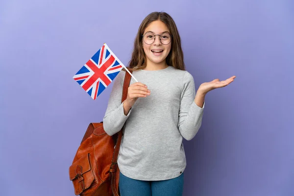 Dítě Držící Britskou Vlajku Nad Izolovaným Pozadím Šokovaným Výrazem Obličeje — Stock fotografie