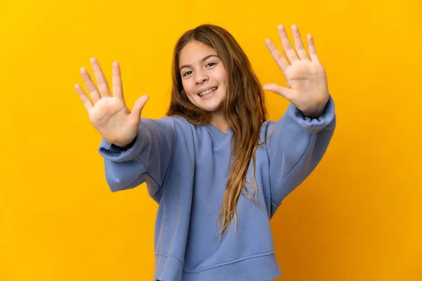 Dítě Přes Izolované Žluté Pozadí Počítání Deset Prsty — Stock fotografie