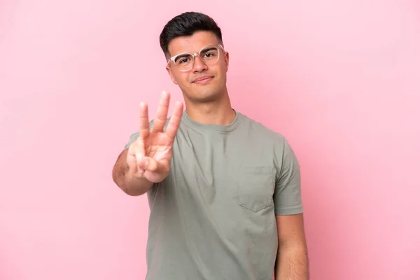 Jonge Kaukasische Knappe Man Geïsoleerd Roze Achtergrond Gelukkig Tellen Drie — Stockfoto