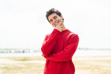 gülümseyen yakışıklı delikanlı