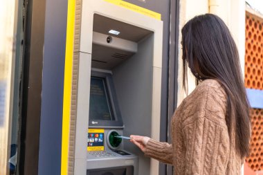 genç kadın bir atm kullanma