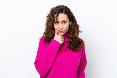 Beyaz arka planda soyutlanmış beyaz bir kadın.