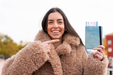 Pasaportu elinde tutan genç bir kadın.