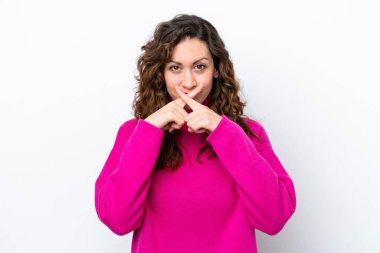 Beyaz arka planda izole edilmiş beyaz bir kadın sessizlik işareti gösteriyor.