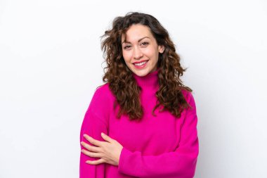 Beyaz arka planda izole edilmiş genç beyaz kadın gülüyor.