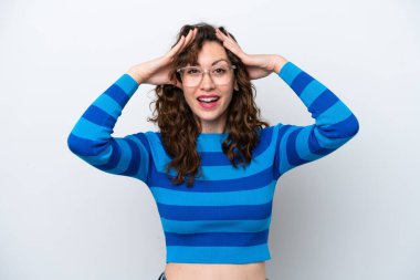 Beyaz arka planda izole edilmiş beyaz bir kadın. Sürpriz bir ifadeyle.