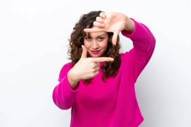 Beyaz arka planda izole edilmiş yüzü olan beyaz bir kadın. Çerçeve sembolü