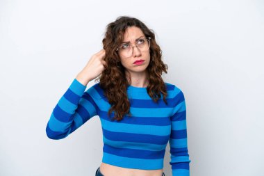 Beyaz arka planda izole edilmiş genç beyaz kadın intihar jesti yapmada sorun yaşıyor.