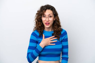 Beyaz arka planda izole genç beyaz kadın şaşırmış ve şok olmuştu.