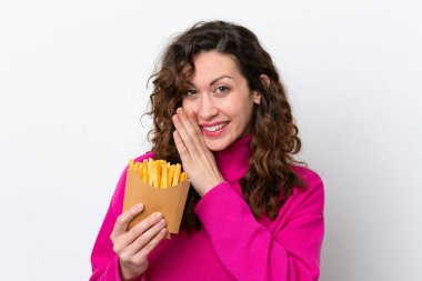 Beyaz arka planda izole edilmiş, patates kızartması yakalayan beyaz bir kadın bir şeyler fısıldıyor.