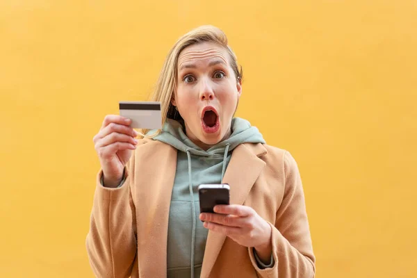 Jonge Blonde Vrouw Buiten Kopen Met Mobiele Telefoon Met Een — Stockfoto
