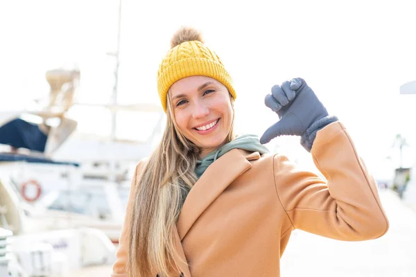 Молода Блондинка Зимовій Куртці Відкритому Повітрі Пишається Самозадоволена — стокове фото
