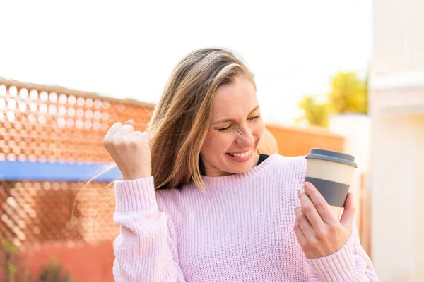 Mladá Blondýna Žena Drží Odnést Kávu Venku Slaví Vítězství — Stock fotografie
