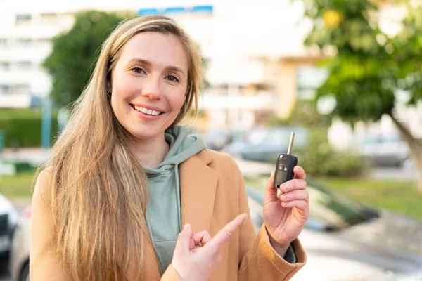 Νεαρή Ξανθιά Γυναίκα Κρατώντας Κλειδιά Του Αυτοκινήτου Εξωτερικούς Χώρους Και — Φωτογραφία Αρχείου