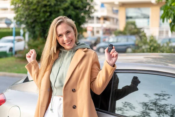 Jonge Blonde Vrouw Met Autosleutels Buiten — Stockfoto