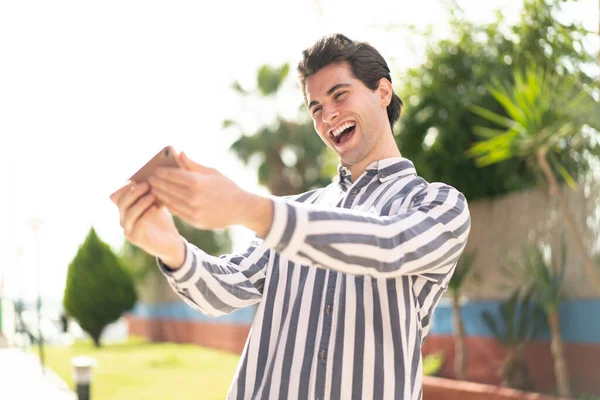 Jovem Homem Bonito Brincando Com Telefone Celular — Fotografia de Stock