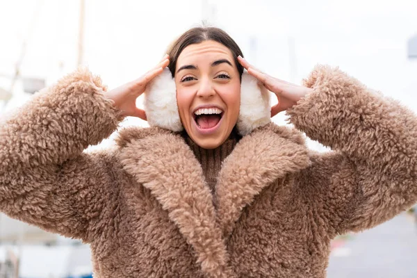 Jovem Mulher Vestindo Regalos Inverno Livre Com Expressão Surpresa — Fotografia de Stock