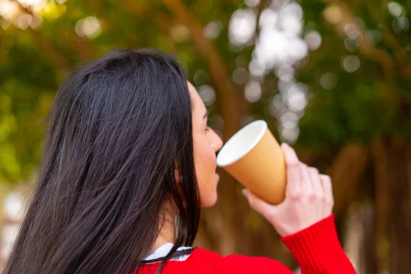 Молодая Женщина Держит Кофе Открытом Воздухе — стоковое фото