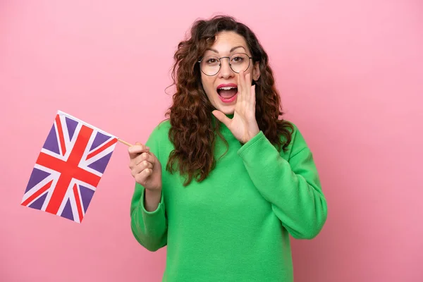 Молодая Белая Женщина Английским Флагом Розовом Фоне Кричит Открытым Ртом — стоковое фото