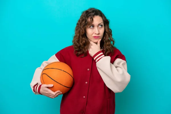 Young Caucasian Basketball Player Woman Isolated Blue Background Having Doubts — Stock fotografie