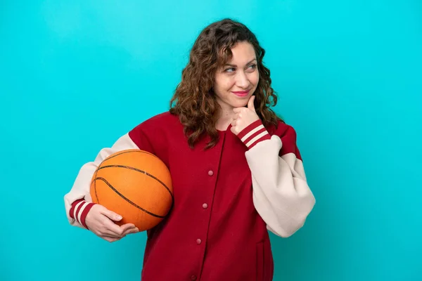 Mladý Kavkazský Basketbalista Žena Izolované Modrém Pozadí Dívá Strany Usmívá — Stock fotografie