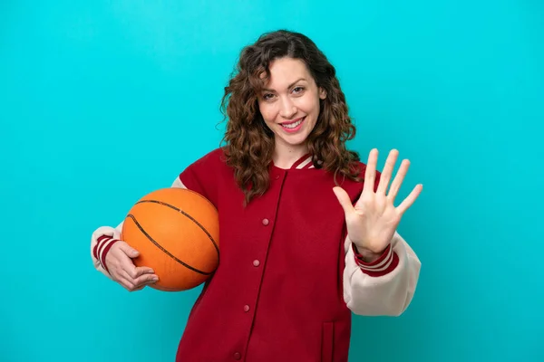 Beyaz Tenli Genç Basketbolcu Kadın Mavi Arka Planda Izole Edilmiş — Stok fotoğraf