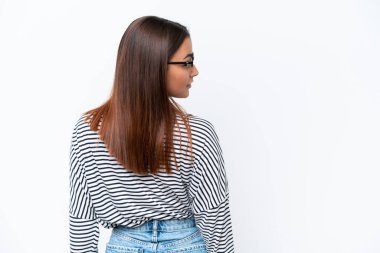 Beyaz arka planda izole edilmiş beyaz tenli genç bir kadın.