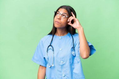 Genç Afrikalı Amerikalı hemşire kadın, izole edilmiş geçmişinde kuşkular ve kafa karıştırıcı bir ifade var.