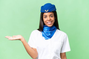Uçak hostesi Afrikalı Amerikalı kadın izole edilmiş bir arka planda gülümseyerek bir fikir sunuyor.