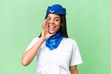 Uçak hostesi Afro-Amerikan kadın izole edilmiş arka planda ağzı açık bağırıyor.