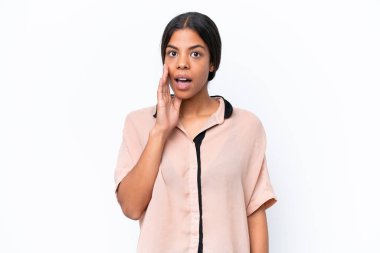 Beyaz arka planda mahsur kalmış genç Afrikalı Amerikalı kadın şaşırmış ve şok olmuş bir yüz ifadesiyle