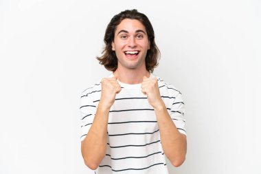 Beyaz arka planda kalan yakışıklı genç adam galibiyeti kutluyor.