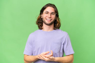 Genç, yakışıklı, soyutlanmış arka planda gülen