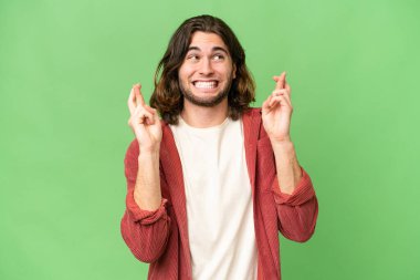 Tecrit edilmiş, genç ve yakışıklı bir adam.