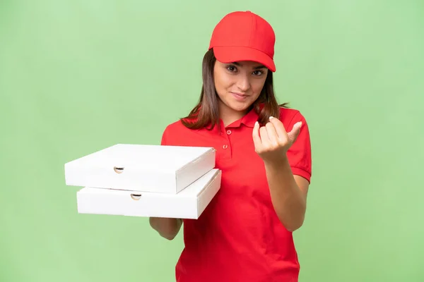 緑のクロマを背景に孤立したピザボックスを手に取り 制服を着たピザ配達の原因アジアの女性が一緒に来るように誘う 来てくれて嬉しい — ストック写真
