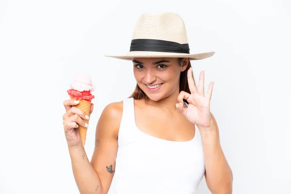 배경에 아이스크림을 인디오 여성은 손가락으로 사인을 — 스톡 사진