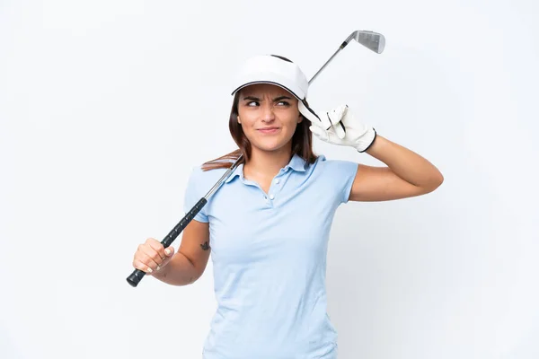 在白人背景下打高尔夫球的年轻的高加索女人 有着怀疑和思考 — 图库照片