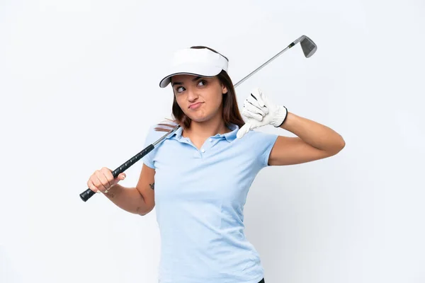 年轻的高加索女子打高尔夫球时被隔离在白色背景下 带着负面表情垂下大拇指 — 图库照片