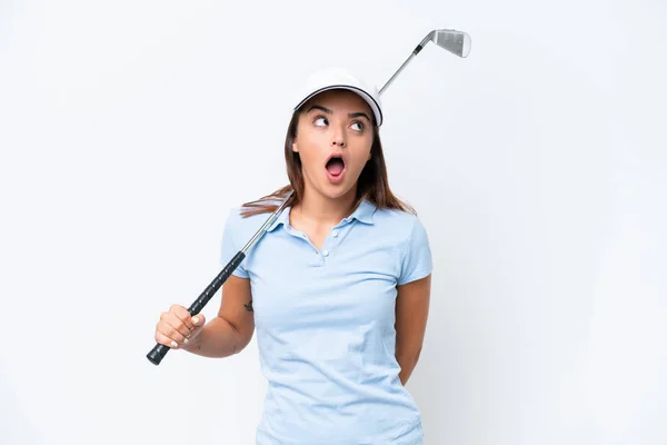 年轻的高加索女人在打高尔夫球时 背景是白色的 她抬起头 面带惊讶的表情 — 图库照片