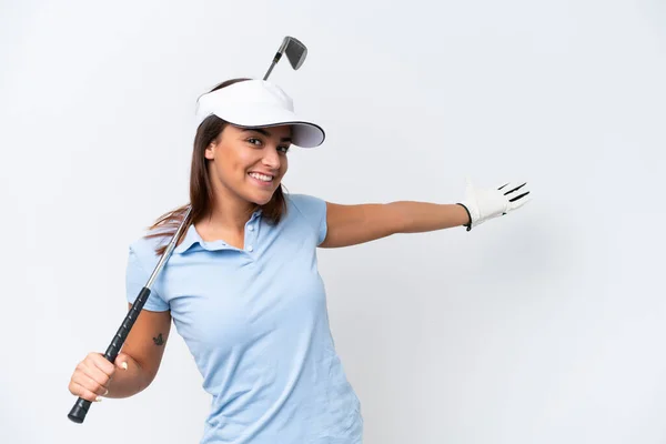 若いですCaucasian女性プレイゴルフ孤立した白い背景に手を伸ばし側への招待のために来る — ストック写真
