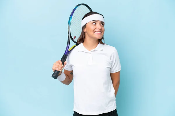 Jeune Joueuse Tennis Femme Isolée Sur Fond Bleu Penser Une — Photo