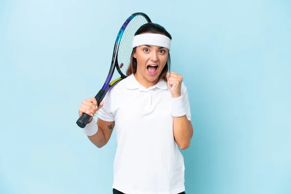 Молода Тенісистка Ізольована Синьому Фоні Святкує Перемогу Позиції Переможця — стокове фото