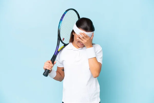 Jeune Joueuse Tennis Isolée Sur Fond Bleu Avec Expression Fatiguée — Photo